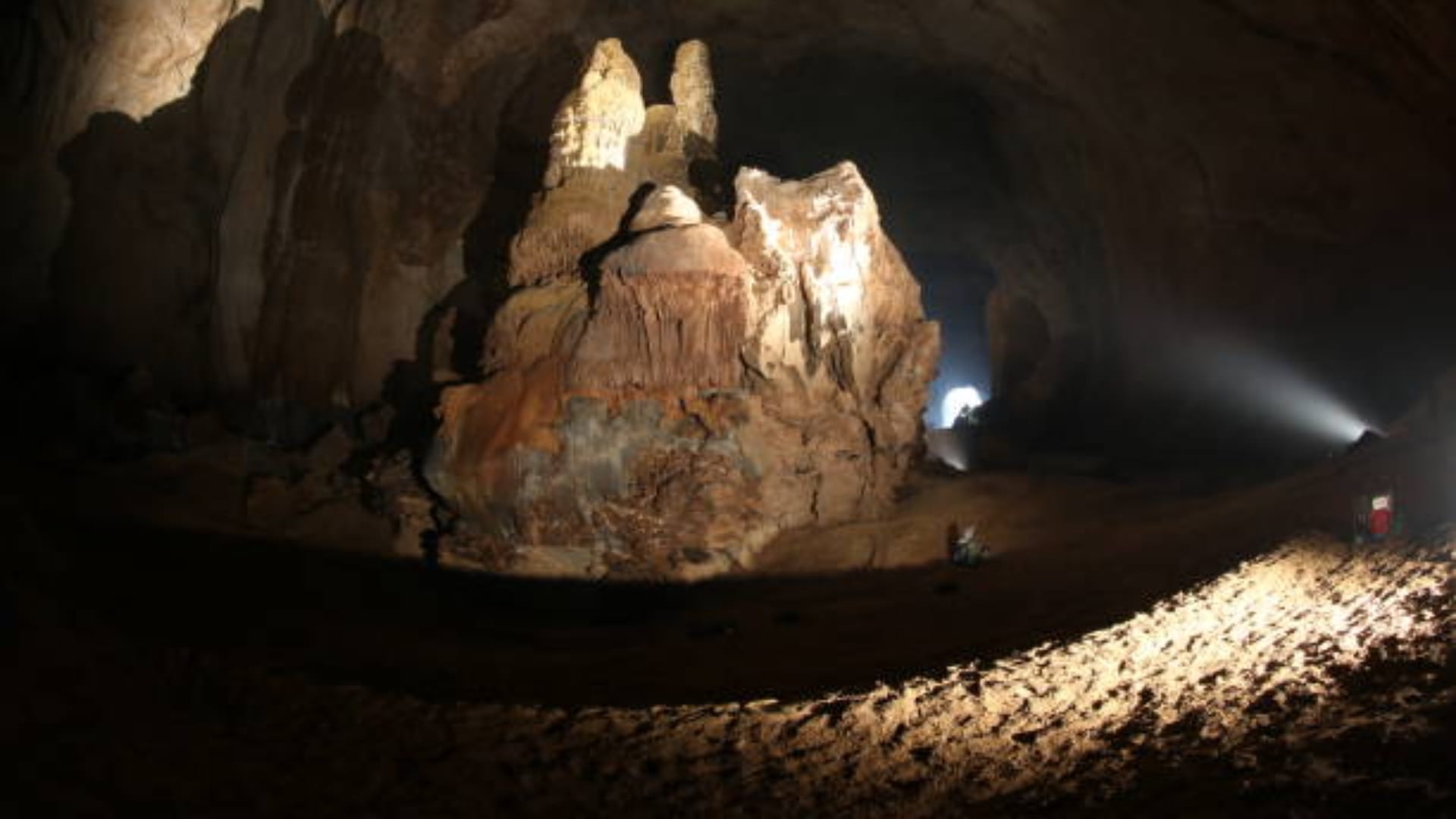 Worlds largest cave know about hang son doong cave in vietnam