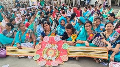 Ujjain News: पुरानी पेंशन और ग्रेच्यूटी के लिए प्रदर्शन कर रही महिला कर्मचारियों के साथ पुलिस की बर्बरता Ujjain News Police brutality with women employees protesting for old pension and gratuity