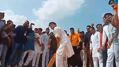 Gwalior Union Minister Jyotiraditya Scindia seen in a different style hit fours and sixes on cricket pitch