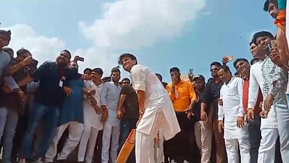 Jyotiraditya Scindia Visits Gwalior: अलग अंदाज में दिखे 'महाराज', क्रिकेट की पिच पर पहुंचकर लगाए चौके-छक्के Gwalior Union Minister Jyotiraditya Scindia seen in a different style hit fours and sixes on cricket pitch