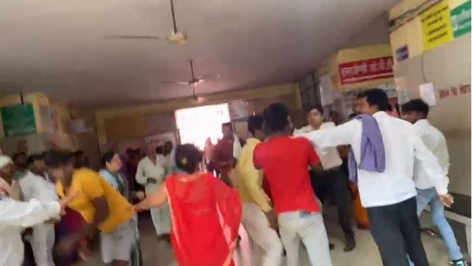 Fierce fighting in varanasi Divisional Hospital people from maternal and inlaws side clashed