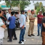 फायरिंग के बारे में जानकारी लेती पुलिस