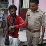 दबोचा गया आरोपी।