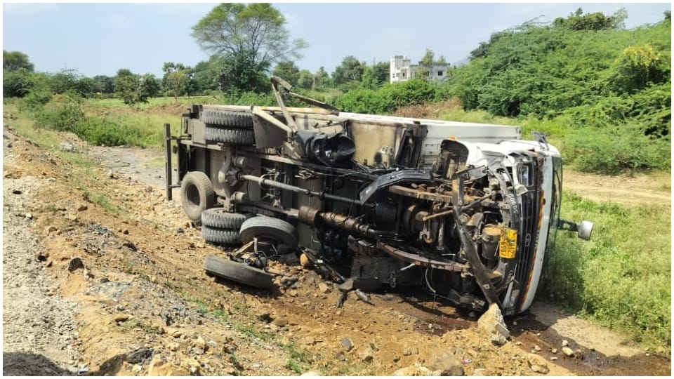 2 killed and 2 injured in truck and car collision in Abu Road Rajasthan
