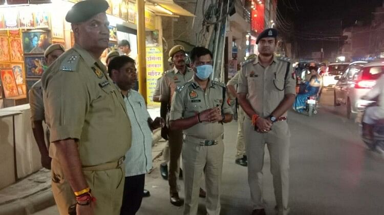 Varanasi: जब ट्रैफिक देखकर सड़क पर उतरे अपर पुलिस आयुक्त, मंडुवाडीह चौराहे पर हटवाया जाम, सकते में पुलिसकर्मी