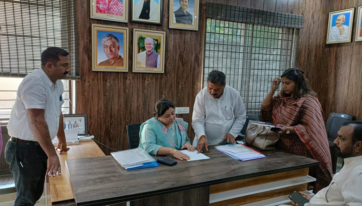All India Mahila Congress President Netta DSouza meeting with Congress contenders in Ambikapur