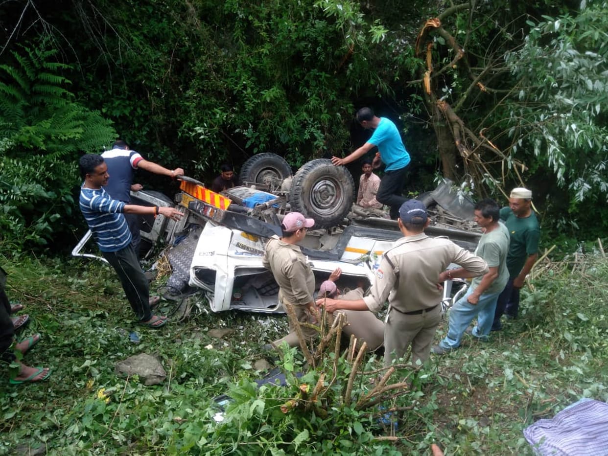 Taxi driver dies after uncontrolled taxi falls into deep ditch on Karnaprayag-Ranikhet highway Uttarakhand