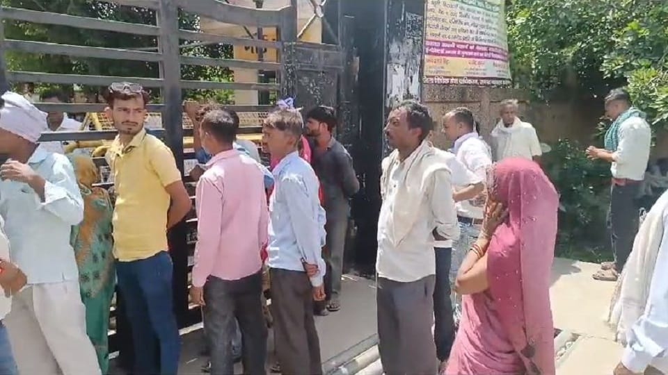 The advocates closed the gate, neither did the litigants nor the policemen enter
