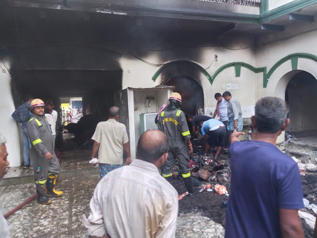Fierce fire broke out in Bhadohi's big carpet company, goods worth lakhs burnt to ashes