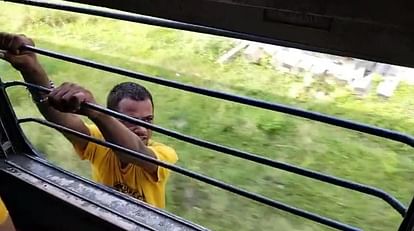Bihar : चलती ट्रेन के बाहर खिड़की में लटक कर 2 किलोमीटर यात्रा; जान पर आफत मोल लेने की वजह भी जानें purse thief traveled two kilometers hanging from the train window in bihar, beaten after reaching station