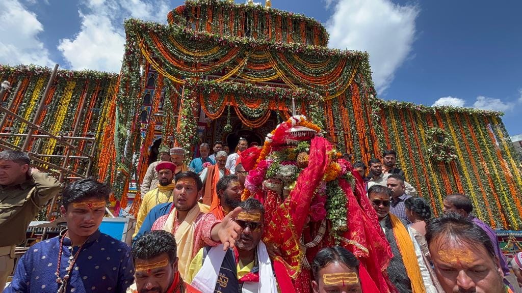 Maa Raj Rajeshwari and Banasur Maharaj Doli reach Badrinath Dham and danced