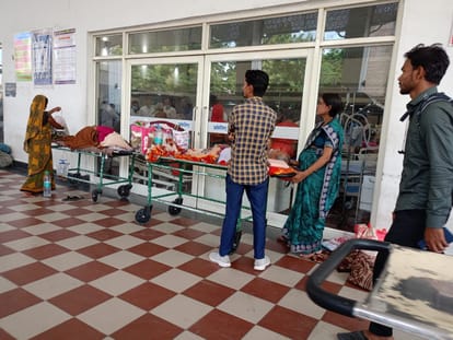 Treatment by sitting on the table: BHU student was moaning in pain, neither stretcher nor bed was found