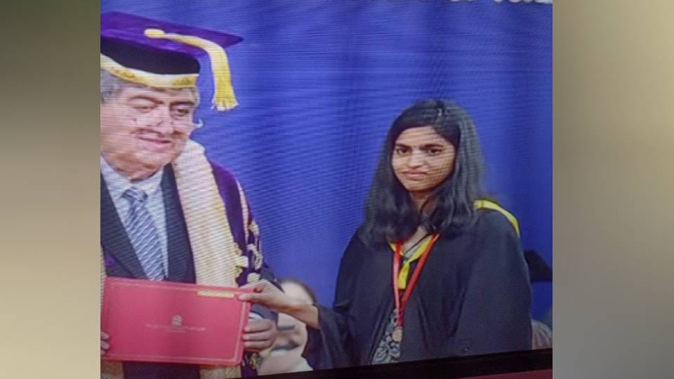 Akanksha Yadav of Mainpuri won two gold medals in LLM