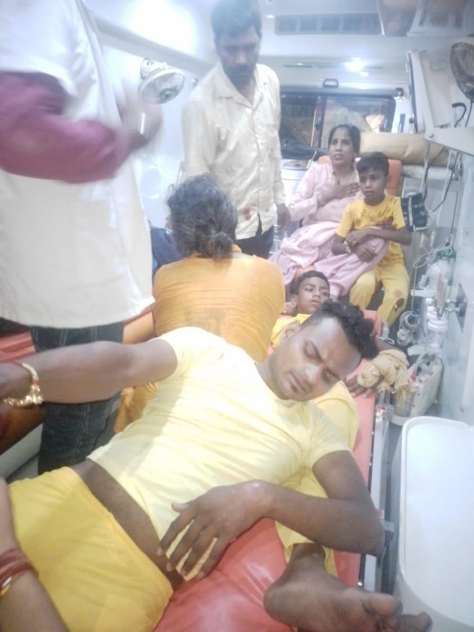 Baghpat: More than ten devotees injured when tempo overturns on expressway