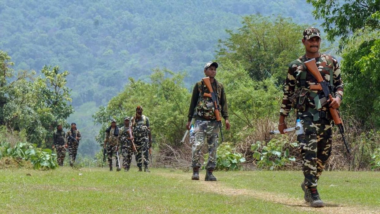 jharkhand news updates police arrest two maoists with five lakh rupees in palamau