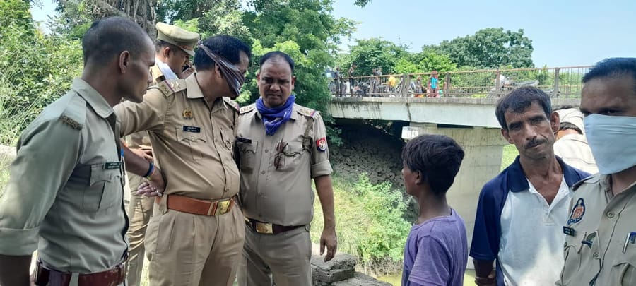 Womans body found in a box, The shepherds saw the foul smell, the police said  the face was crushed with a hea