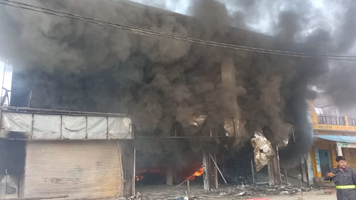 Auraiya fire incident, Fire broke out in bike and clothes showroom, loss estimated at crores, fire brigade eng