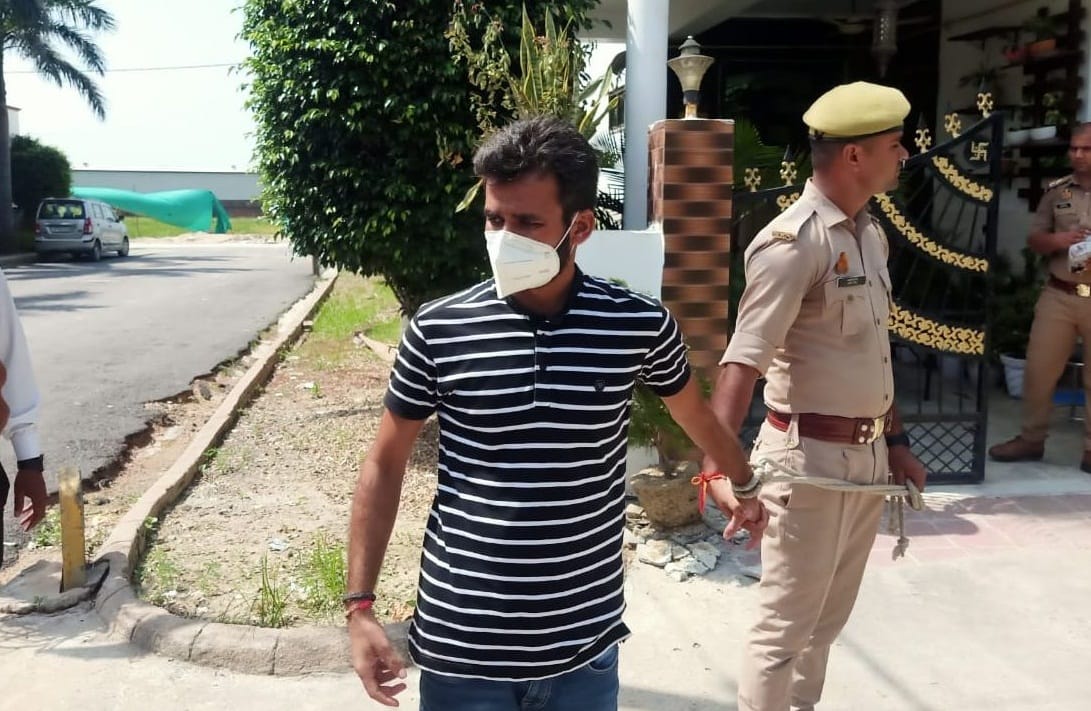 Fake PMO Officer, Police took the thug to the society, kept him in the villa for an hour, recovered cash and j