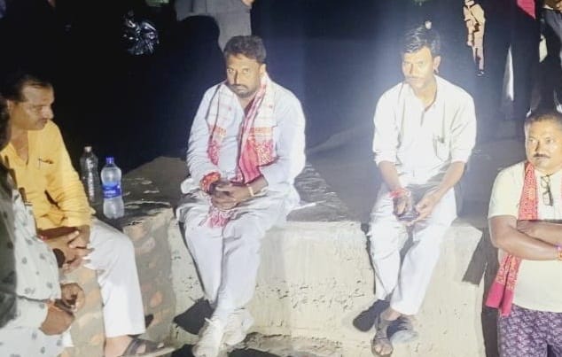Whose government  he is sitting on dharna, The culvert is broken, XEN said to the MLA  it has been built
