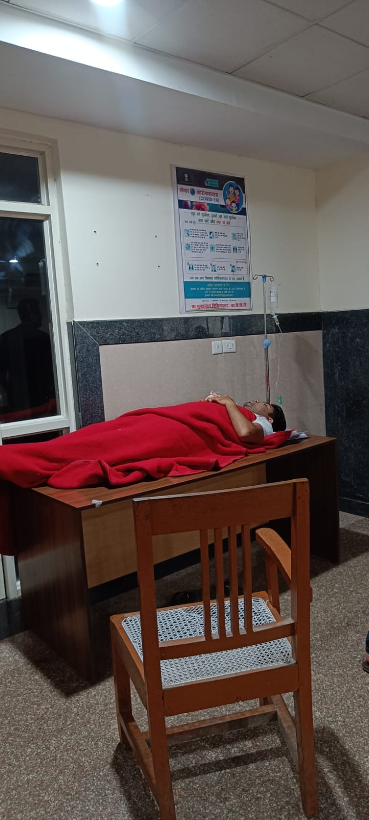 Treatment by sitting on the table: BHU student was moaning in pain, neither stretcher nor bed was found