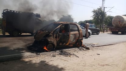 Mathura: चलती नैनो कार में लगी आग, कूदकर बचाई चार युवकों ने जान; मार्ग हुआ जाम Moving Nano car caught fire four youths saved their lives by jumping