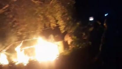 Mukhia's husband entered house and beat women in Motihari, five injured; Then set fire to bathan