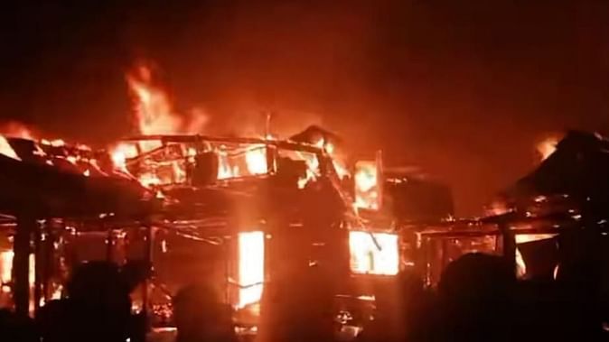 भीषण अग्निकांड, 9 मकान जलकर राख, 20 परिवारों के सिर से छिन गई छत