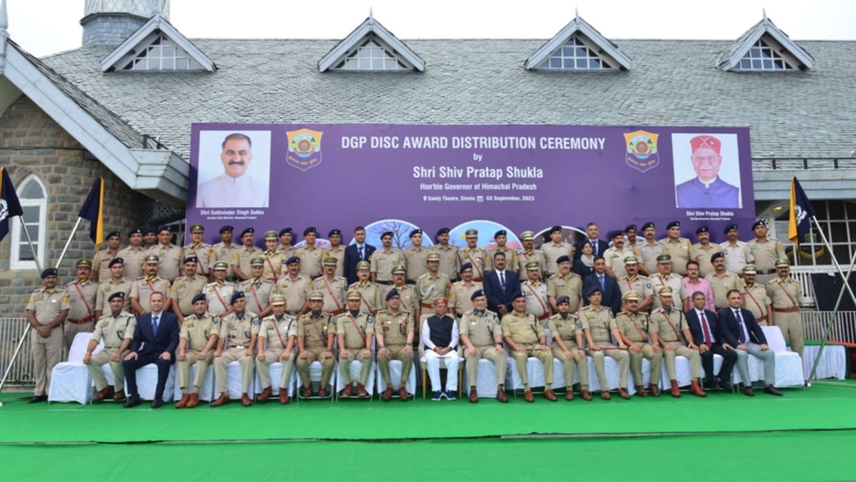 Himachal News: Governor Shiv Pratap Shukla presents DGP Disc Awards to 334 police personnel