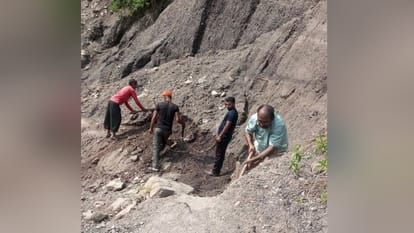 Sirmour News: बनना था एंबुलेंस रोड़, पगडंडी निर्माण में लगा दिए मजदूर, ग्रामीणों ने रुकवाया काम Sirmour news: Kyari villagers demand to make ambulance road for village