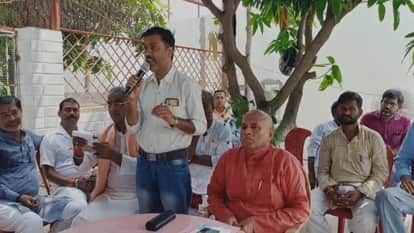 मुस्तफापुर में पार्टी कार्यकर्ताओं के साथ बैठक में भाजपा नेता आरसीपी सिंह
