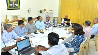 सीएम आवास पर मुख्यमंत्री ने ली बैठक