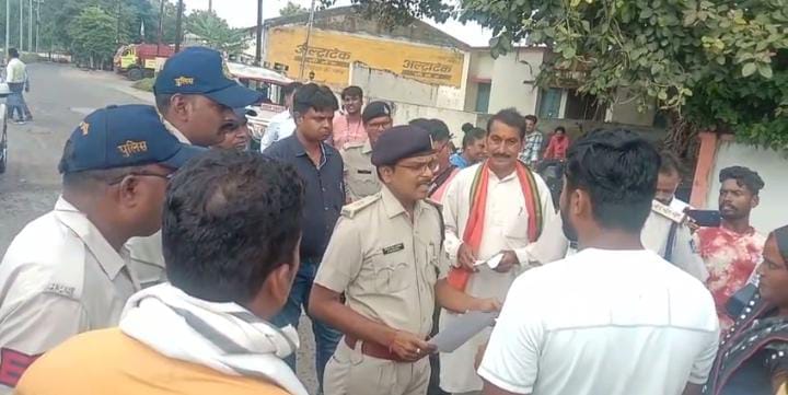 उमरिया में धरना दे रहे ग्रामीणों को समझाइश देते पुलिस अधिकारी।