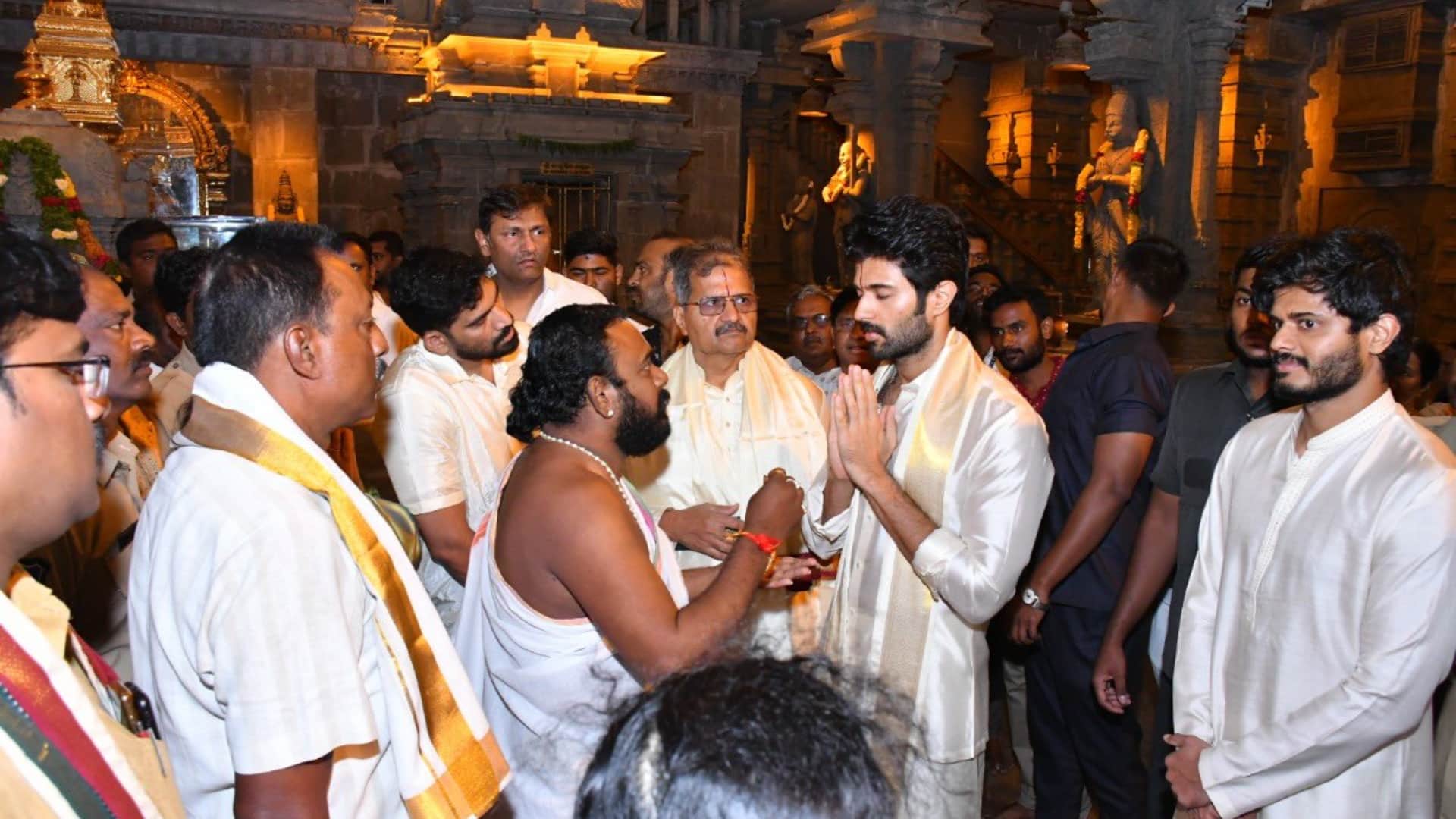 Vijay Deverakonda Kushi actor Visit Yadadri Temple Telangana get surrounded by fans female hold him by waist