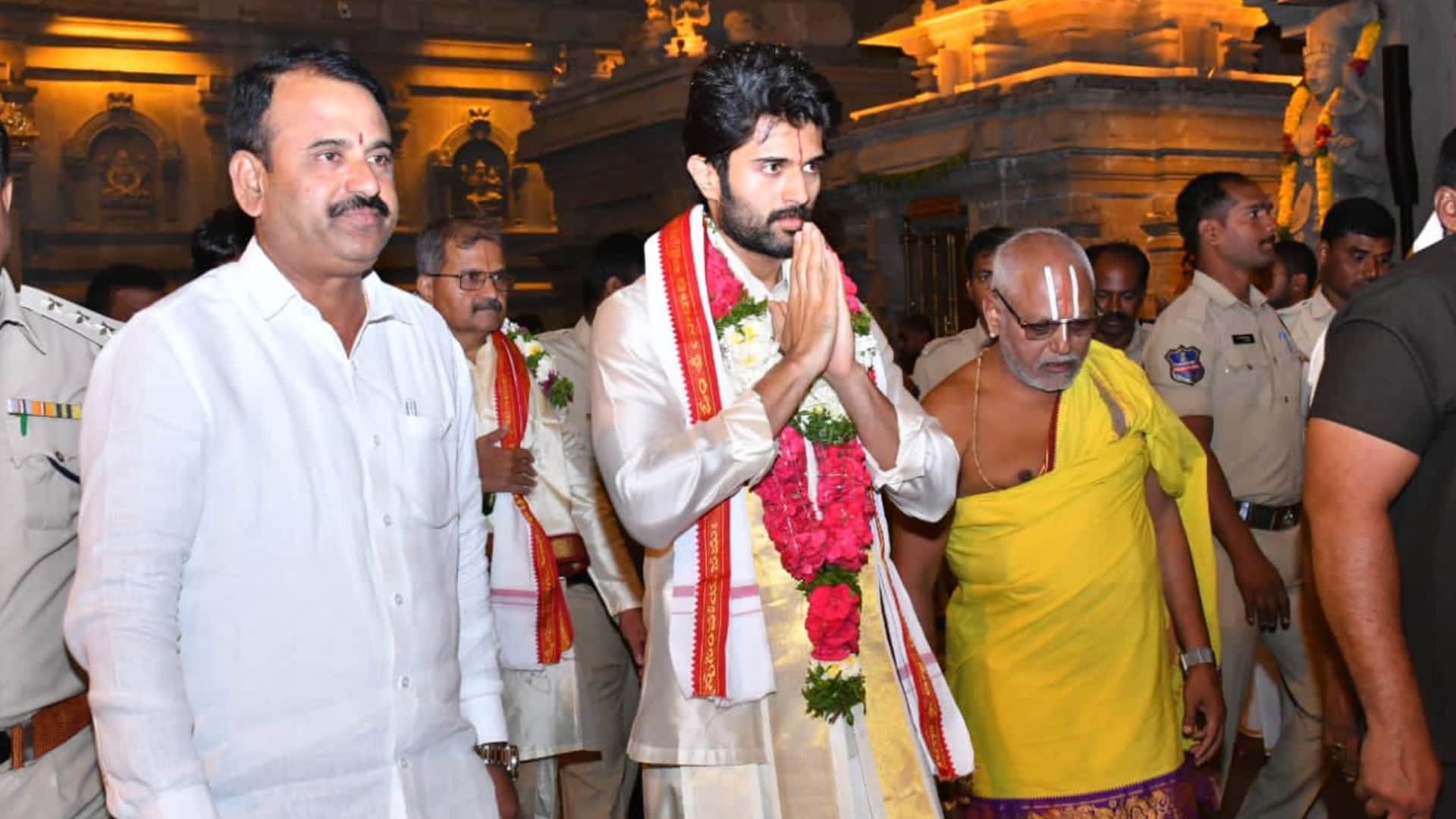 Vijay Deverakonda Kushi actor Visit Yadadri Temple Telangana get surrounded by fans female hold him by waist