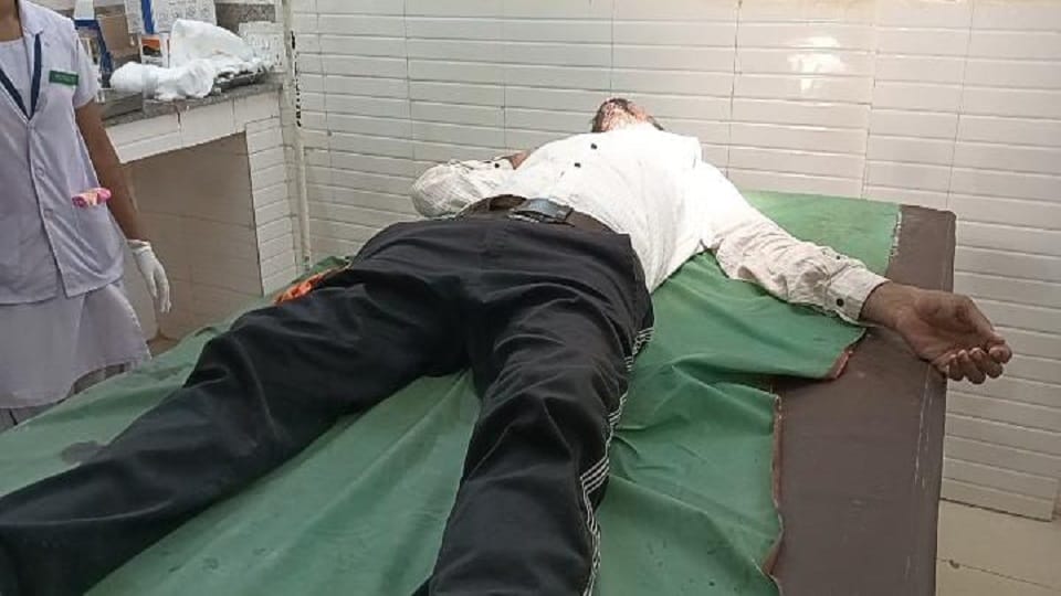 drug addicts attacked a young man with a blade on his neck In Korba
