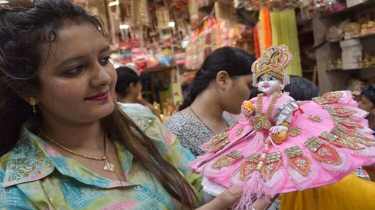 ShriKrishna Janmashtami: बाथटब में स्नान करेंगे लड्डू गोपाल, लगाएंगे हर्बल पाउडर, मुरादाबाद बाजार की तस्वीरें