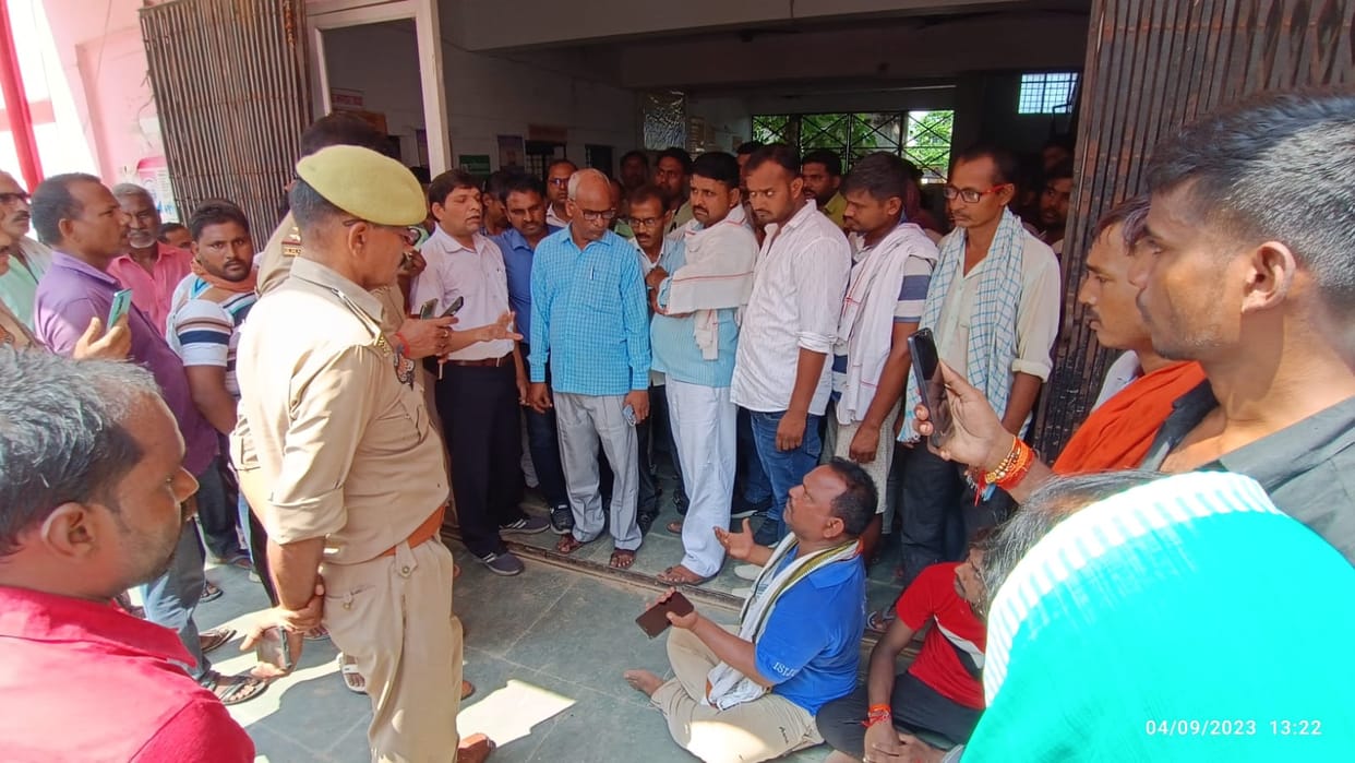 family members sat on strike against hospital administration after After last rites of youth in azamgarh