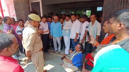 Azamgarh: अंतिम संस्कार के बाद अस्पताल प्रशासन के खिलाफ धरने पर बैठे परिजन, करंट से युवक की मौत का मामला family members sat on strike against hospital administration after After last rites of youth in azamgarh