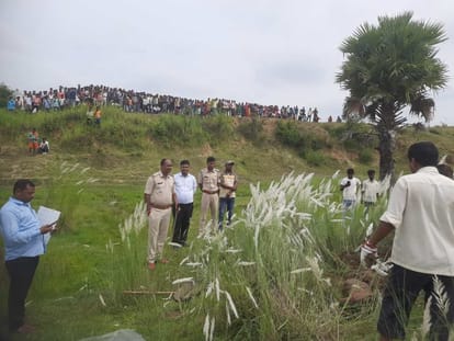 Bihar News : पत्नी से अनबन के बीच ससुराल आए दामाद की नदी के किनारे मिट्टी में दफन मिली लाश Bihar News : Dispute with wife, dead body found buried near river in in-laws. Bihar Police