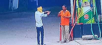 Bihar News : Robbers looted petrol pump in Muzaffarpur, pump worker snatched weapons.bihar police.