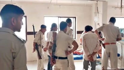 Bihar News : दिनदहाड़े भाजपा नेता की हत्या, दोस्त के साथ टहलने निकले थे, अपराधियों ने चाकू घोंपा Bihar News: BJP leader murdered in broad daylight, had gone out for a walk with friend, criminals stabbed him