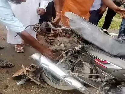 Bihar News : चलती बाइक की डिक्की में ब्लास्ट; चला रहा युवक घायल, लोगों ने पकड़ा फिर इस बात पर पुलिस ने छोड़ा bomb blast on running bike, Bihar police released the person carrying explosives, bihar news hindi