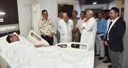 Patna DM hospitalized due to dengue fever, Nitish kumar visited private hospital, dengue in patna bihar news