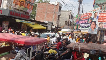 family members got worried When two ambulances got stuck in long traffic jam due to encroachment in Etah