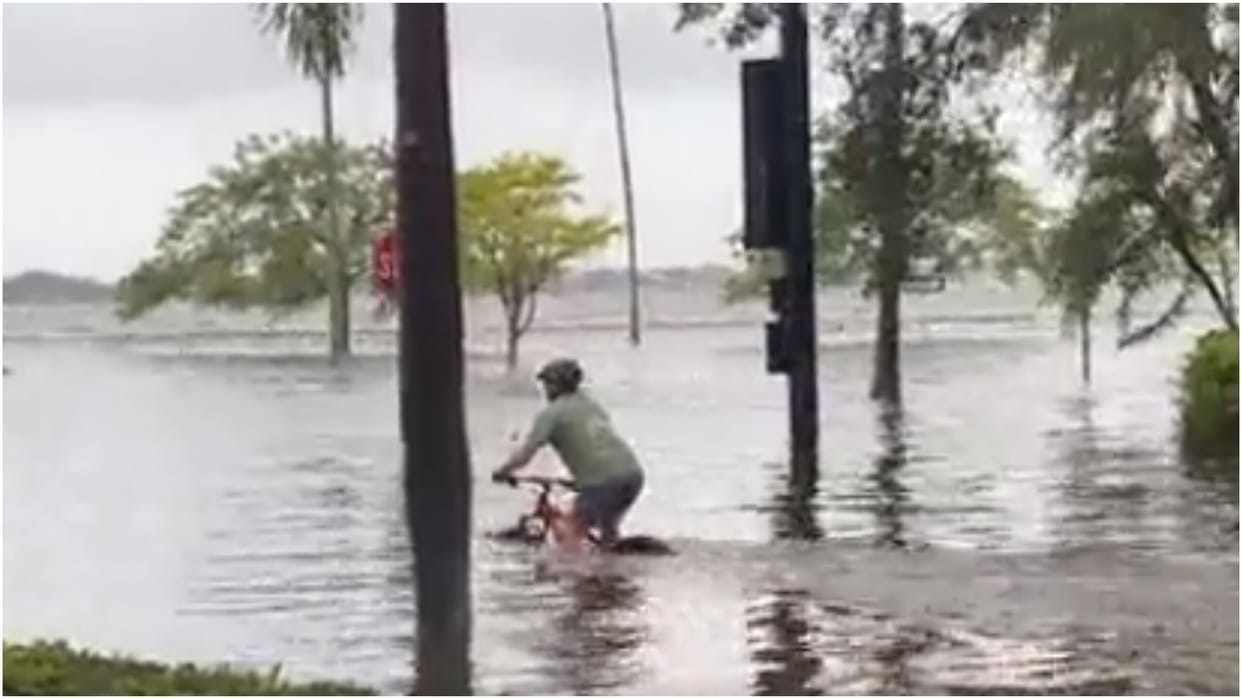 A young man was seen riding a bicycle comfortably in the midst of a cyclone in Florida