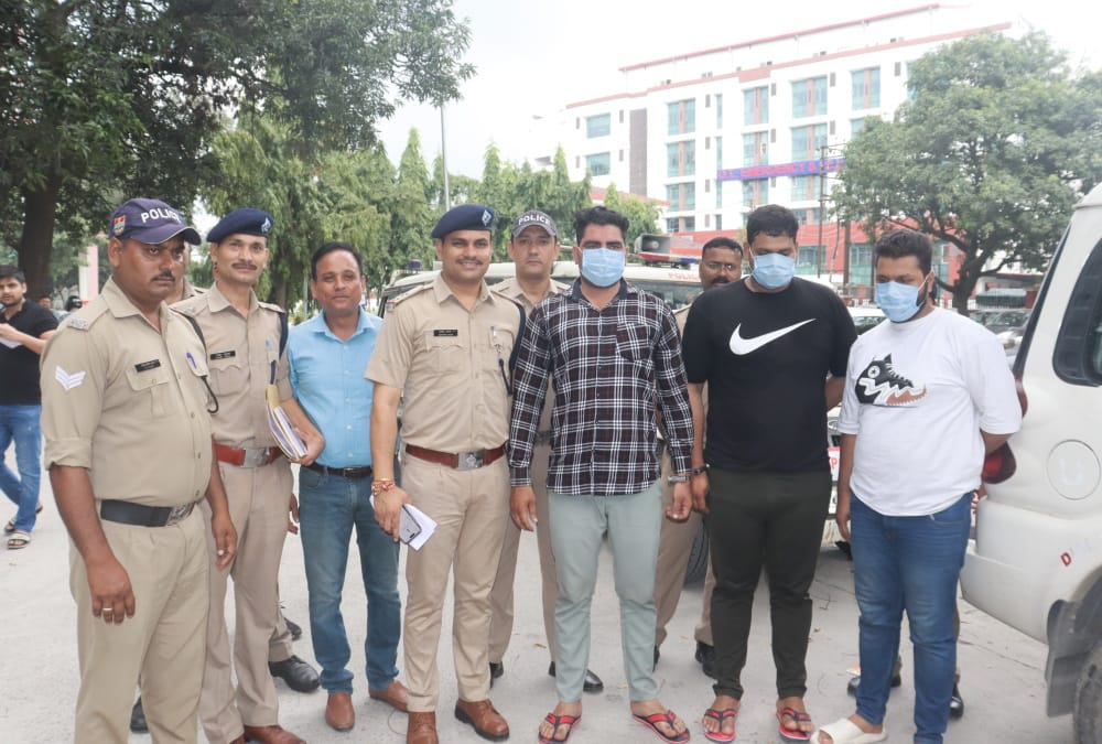 Dehradun Crime News four Youths made Plan like Special 26 Movie looted lakhs of rupees by posing as fake CBI o