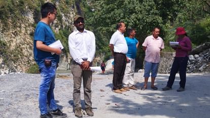 Kullu News: भू-वैज्ञानिकों की टीम सैंज पहुंची, पानी और मिट्टी के सैंपल भरे Geologist Team Visit Sainj Kullu Himachal Pradesh collected samples of Water And Soil