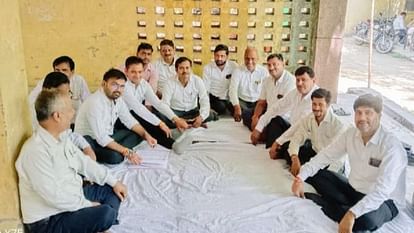 हापुड़ प्रकरण: हाथरस में अधिवक्ताओं ने पुलिस प्रशासन मुर्दाबाद के लगाए नारे, कार्य से रहे विरत advocates raised slogans of police administration Murdabad