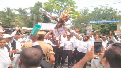 Advocates angry over lathi charge on lawyers in Hapur, demand for FIR against DM-SP