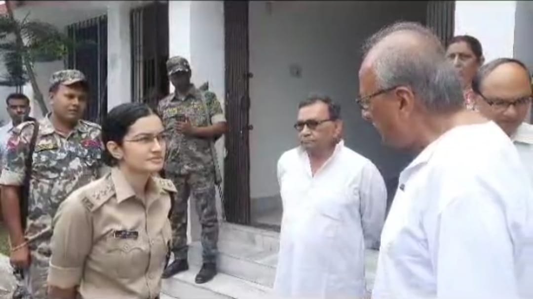 IPS officer sweeti sehrawat questioned by retired ips officer and ex-governor nikhil kumar on crime in bihar
